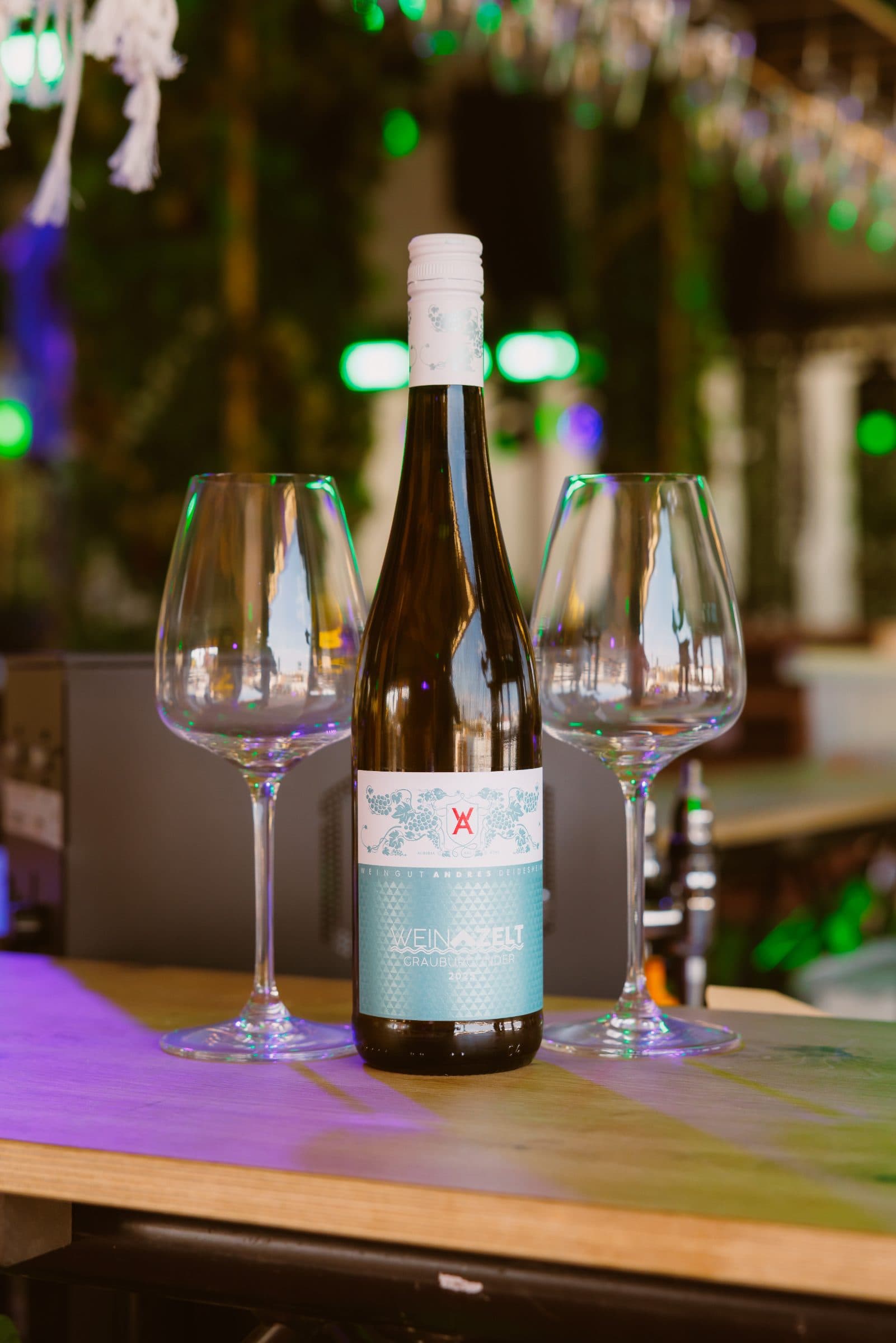 Gäste und Team im Weinzelt