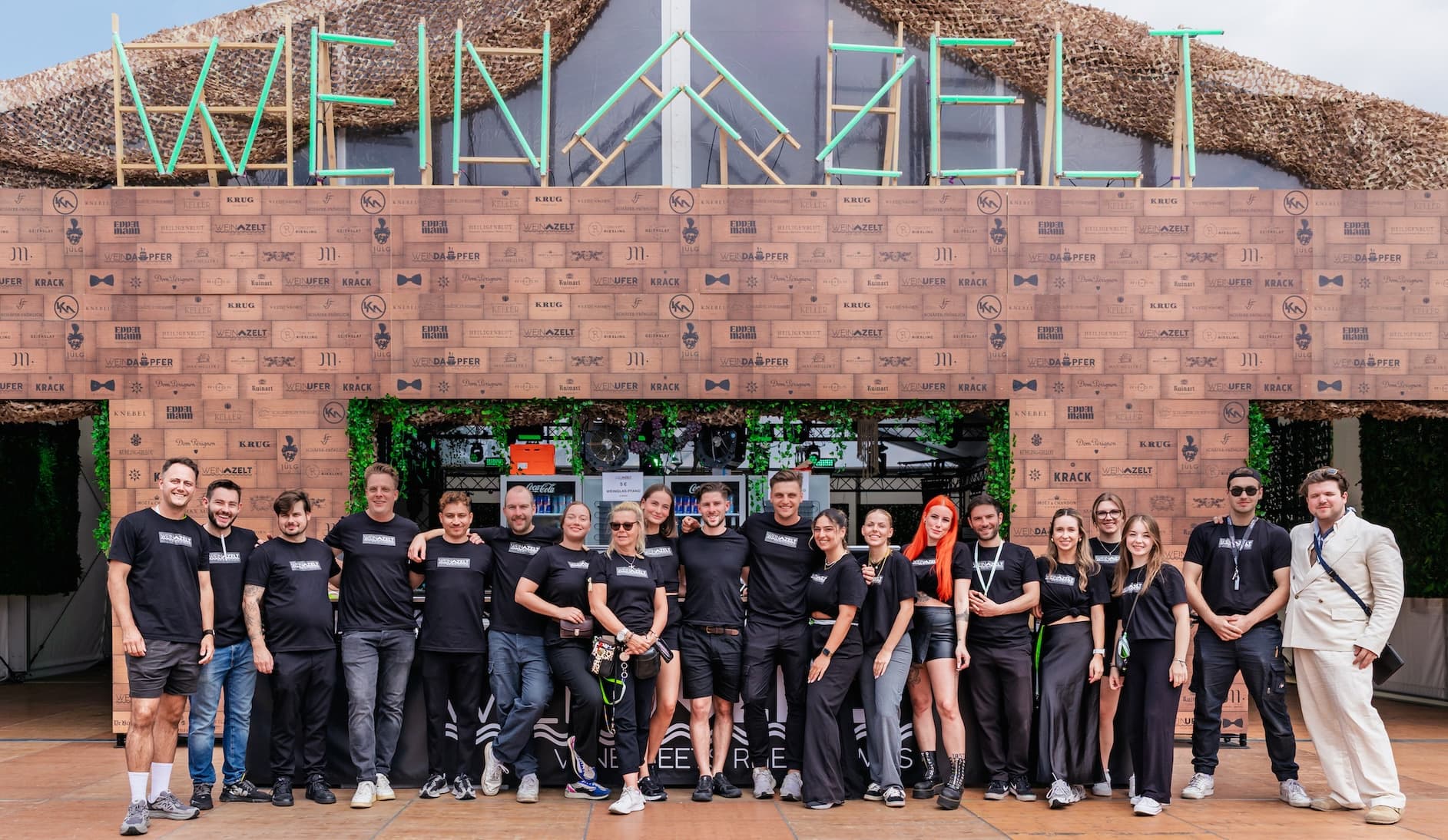 Das Team im Weinzelt auf der Rheinkirmes