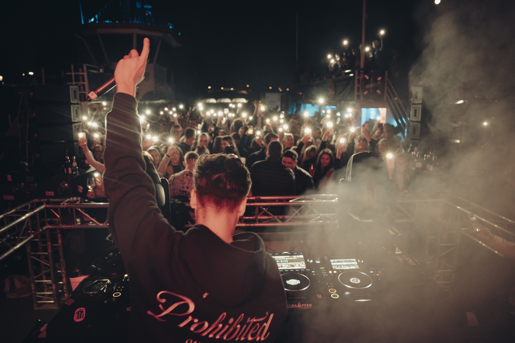 DJ auf der Bühne